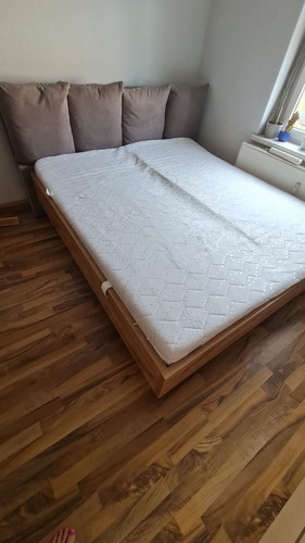 Neuwertiges bett mit zwei - neuwertiges,