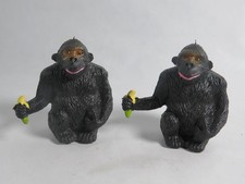 2 Figuren Tiere Affe Gorilla mit Banane 1994 K ca. 5 cm