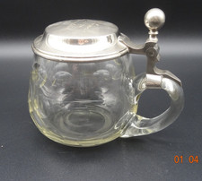 Glas-Bierkrug mit graviertem