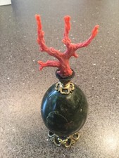 Malachit Ei mit Astkoralle auf