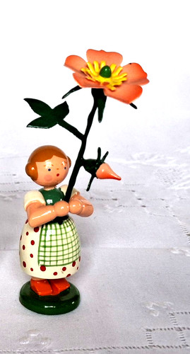 Blumenkind mit heckenrose - blumenkind,