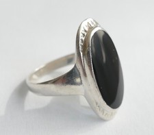 Ring mit einem Onyx - Cabochon