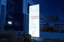 Werbepylon, Symtra-Design, LED beleuchtet, H=2200 mm