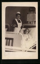Foto-AK Krankenschwester am Krankenbett 1919 