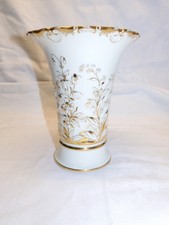 Alte Trichter-Vase Meissen mit Wiesenblumen-Relief vergoldet, Höhe: 17 cm  (ME6)