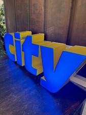 Leuchtbuchstabe Schriftzug Leuchtreklame City Stadt Beleuchtet Reklame Werbung 