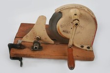 Brotschneidemaschine manuell Holzkurbel Zassenhaus Schwelm m. Holzbrett 30er