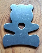 TEDDY mit HERZ_Kühlschrankmagnet_Höhe 5 cm_dickes Metall_gut mit Schrammen_