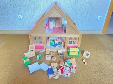 Puppenhaus aus Holz mit Holzpuppen und Holzmöbeln und noch mehr - gebraucht
