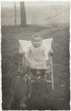 98/501 AK FOTO - ALTE ZEITEN - SPIELZEUG TEDDY - KIND IM STUHL 