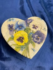 Geschenkdose Viola Schmuckdose Dekodose Herzform aus Pappe Serviettentechnik