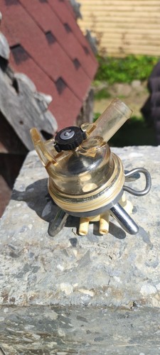Milking machine claw collector