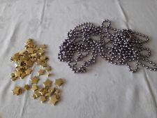 1 Girlande mit goldfarbenen Sternen, 1 Perlen-Girlande mit violetten Kugeln