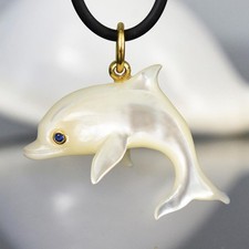 Geschnitzter Perlmutt Delfin