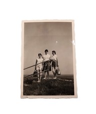 Foto - Frau - Kleid - Ohne Uniform - Hot Pans - Sonnenbrille - Handtasche