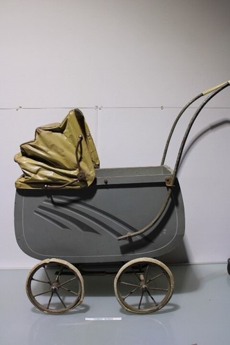 Dänischer puppenwagen von der