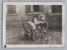 Mädchen und Junge im Bollerwagen - Unschärfe - Altes Foto 1930er