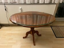Ovaler Couchtisch samt Glasscheibe im Barockstil