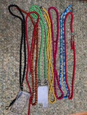 8 Handyketten aus Holz, gekauft über Etsy, 19,90 bis 39,90 Euro