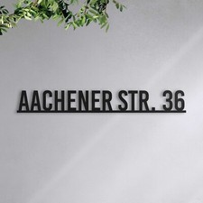 Straßenschild mit Hausnummer