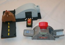 Disney Pixar Planes Microdrifter Abschussrampe Skippers School + Riplash Flyers 