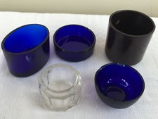 4 Glas- und ein Kunststoffeinsatz für Geschirr Silberbesteck 