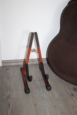 GITARRENSTÄNDER NEBOIC, PRO INSTRUMENT STANDS,  HOLZ ROT, KLAPP/VERSTELLBAR,TOP