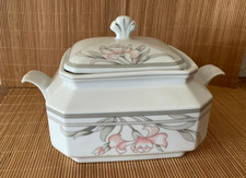 2 Suppenterrinen mit Deckel ~ Arabella Atelier Porzellan ~ weiß / rosa / grau