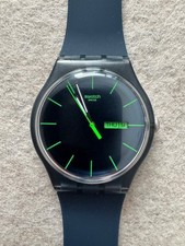 Swatch Blue Rebel, dunkelblaues Zifferblatt, grünes Datumsfenster