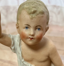 Antike Hertwig Biskuitporzellan Figur Piano Baby Thüringen um 1900
