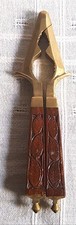 Messing Nussknacker mit handgeschnitzten und lackierten Holzgriffen, 18 cm/175 g