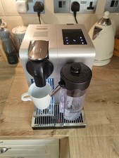 DELONGHI LATTISSMA PRO NESPRESSO KAFFEEMASCHINE MIT MILCHAUFSCHÄUMER SILBER EN750MB