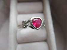 Ring mit rotem Stein in