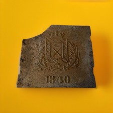 Alte Ofenplatte mit Motiv: Wappen und die Jahreszahl 1840