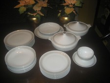 Schönwald Porzellan 25-teiliges Speiseservice mit Golddekor, neuwertig