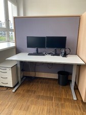 Stehtische und Rollcontainer -