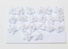 20 x Deko/Streu Satin Blumen mit Perle Hochzeit/Gastgeschenke Weiß 2,5cm groß