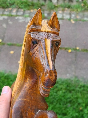 Holzfigur eines scheuendes