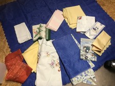 13 Tischdecken, verschiedene Formen und Farben - Konvolut