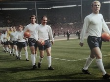 ENGLAND - WELTCUPSIEGER - WEMBLEY 1966 - AUSGEZEICHNETES UNSIGNIERTES FOTO