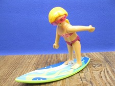 Surferin mit Surfbrett Figur