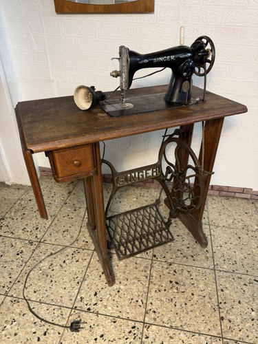 Antike singer mit - singer, tisch