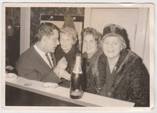 AK 3 Damen und 1 Herr mit 1 Flasche Champagne Pommery, 1962, Foto, Postkarte