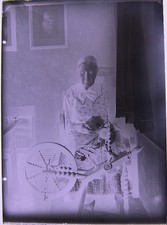 Oma am Spinnrad  beim Spinnen