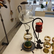 Weinspender Vintage mit Eisengestell Und Sechs Weingläser