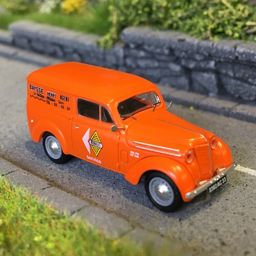 Renault juvaquatre orange - renault, juvaquatre,