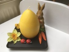 Osterdekoration / Ostergesteck, Keramikhase, Ostereikerze, Metallteller schwarz