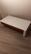Aufklappbarer Couchtisch mit
