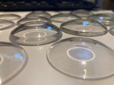 Glas mit Linsenschliff für