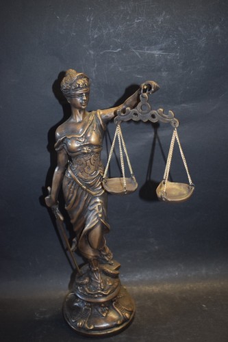 Justitia mit schwert und - schwert,